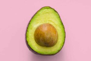 Asal Usul Alpukat, Buah Unik Asal Meksiko yang Diburu Karena Rasa dan Manfaatnya untuk Kesehatan Buah alpukat yang sudah dibelah (foto: Thought Catalog, unsplash)