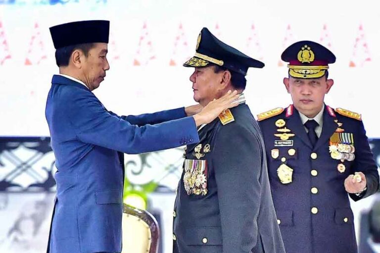 Presiden Jokowi Anugerahkan Pangkat Istimewa Jenderal TNI Kehormatan kepada Prabowo Presiden Jokowi saat menyerahkan penganugerahan pangkat istimewa TNI untuk Menhan Prabowo Subianto (foto: Dok BPMI Setpres)