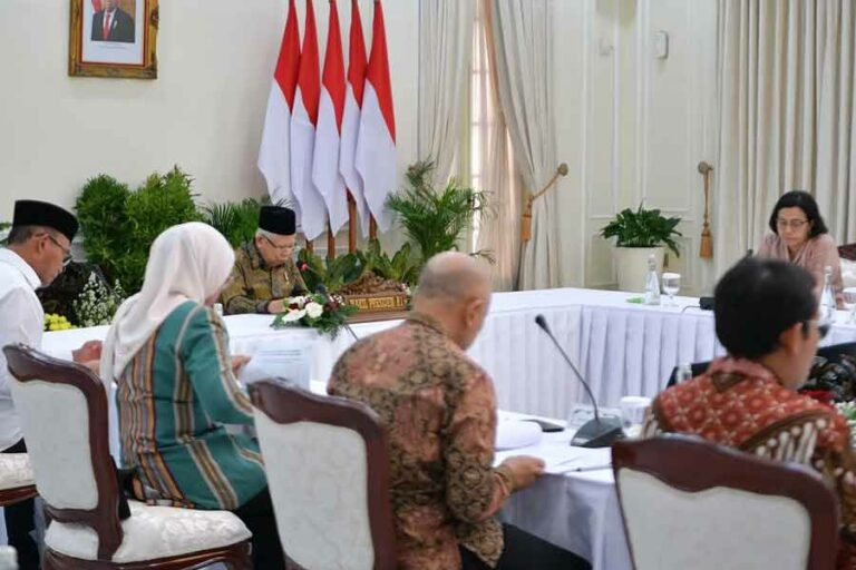 Tersisa 2,5 Persen dari Target, Penanggulangan Kemiskinan di Indonesia Masih Hadapi Tantangan Rapat Perkembangan Pelaksanaan Program Percepatan Penanggulangan Kemiskinan di Istana Wapres (foto: Dok BPMI Setwapres)