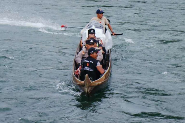 Kawal Kotak Suara dari TPS Desa Terpencil di Aceh, Awak Polisi Harus Telusuri Sungai Kluet Selama Satu Jam