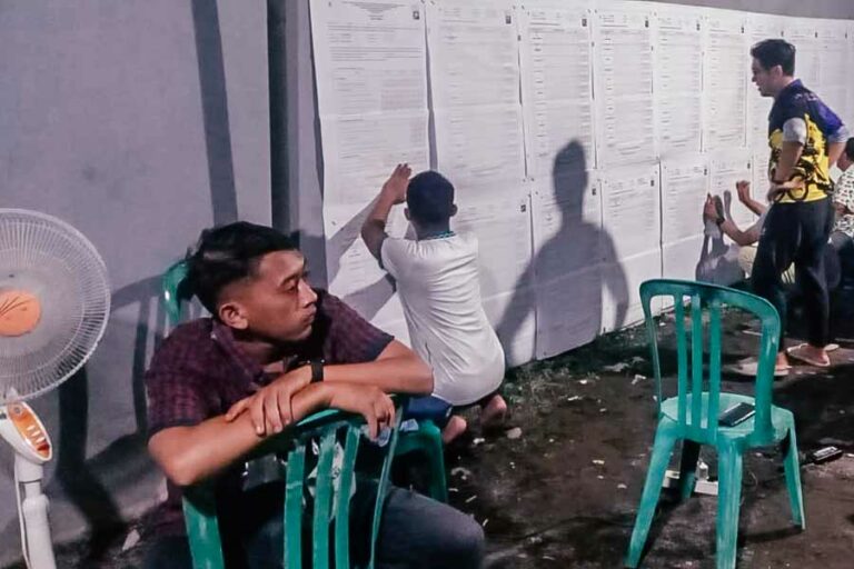 Alumni PPI: Hormati Hasil Pemilu 2024, Wujudkan Pembangunan yang Cepat Kesibukandi TPS pada malam hari setelah pagi hari dilakukan pemungutan suara (foto: istimewa)