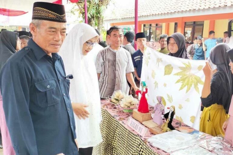 Perkuat Semangat Kemandirian, Pelajar SMPN 8 Batang Dilatih Berwirausaha Batik Ecoprint