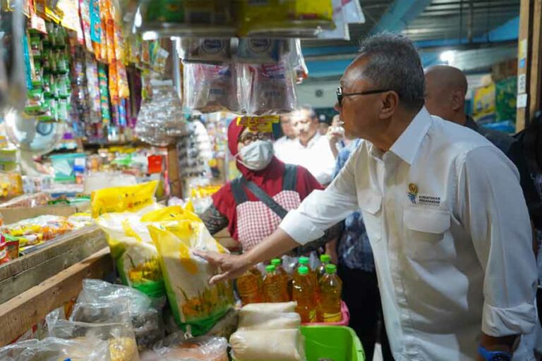 Mendag Zulkifli Hasan Ungkap Penyebab Kenaikan Harga Beras di Pasar Bulu Semarang