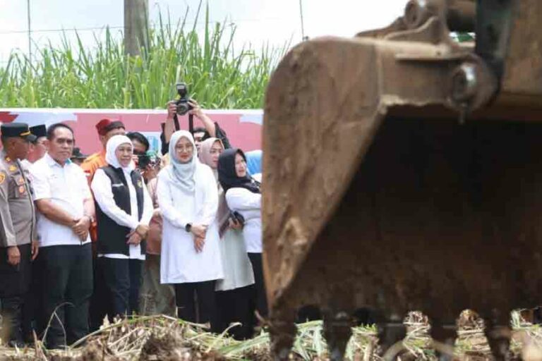Relokasi Huntara Dimulai, Korban Banjir Kalibaru Banyuwangi Segera Dapat Hunian Baru Gubernur Khofifah Indah Parawansa bersama Bupati Banyuwangi Ipuk Fiestiandani