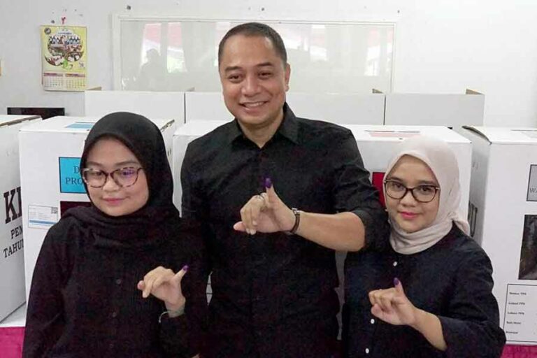 Kompak dengan Setelan Kemeja Hitam, Wali Kota Eri Cahyadi datang ke TPS Bareng Keluarga
