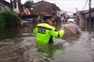 Banjir Kota Tangerang, Kapolres Pastikan Logistik Pemilu Aman di TPS Terdampak Banjir di Kota Tangerang berdampak pada rumah warga, fasilitas umum, termasuk 21 TPS di Kelurahan Gaga, dan 13 TPS di Larangan Utara (foto: Dok Humas Polri)
