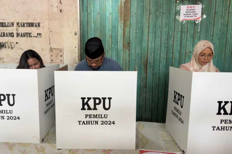 Nyoblos di TPS 05 Rembang, Menag Yaqut Sampaikan Pesan Kebhinekaan dan Antusiasme Pemilu
