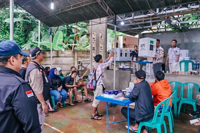 Belasan TPS di Tangsel Terlambat Buka Akibat Banjir, Bawaslu Harap Penghitungan Tetap Tepat Waktu