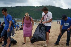 Dukung Pariwisata Berkelanjutan, ITDC Gelar Beach Clean Up di The Mandalika Wisatawan asing juga terlibat dalam kegiatan penghijauan dan beach clean up di KEK Mandalika