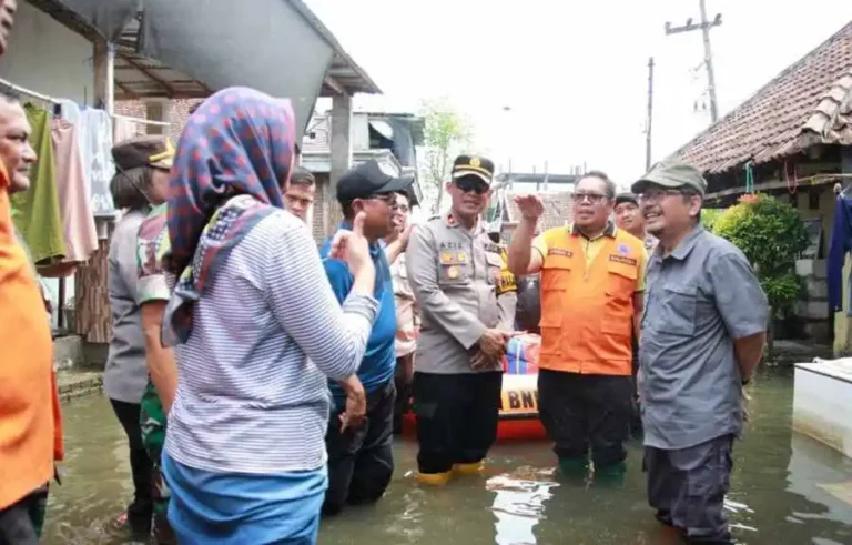 Pj Bupati Pasuruan Kunjungi Desa Kedungringin Beji dan Bagikan Sembako untuk Korban Banjir