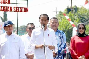 Presiden Resmikan Inpres Jalan Daerah Provinsi Jawa Timur Bagian Selatan Presiden Jokowi saat meresmikan pelaksanaan Inpres Jalan Daerah Provinsi Jawa Timur bagian selatan di Jalan Ruas Dungus-BTS Kota, Kabupaten Madiun, Provinsi Jawa Timur (foto: Dok BPMI Setpres)