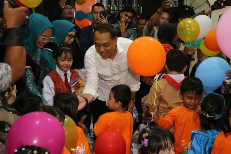 Wali Kota Eri Resmikan Sudut Baca, PJU, dan Rutilahu untuk Warga Surabaya