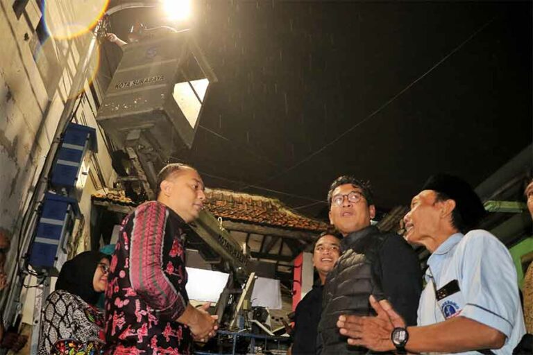PJU Terpasang 100 Persen, Wali Kota Eri Cahyadi Cek Pemasangan di Seluruh Surabaya