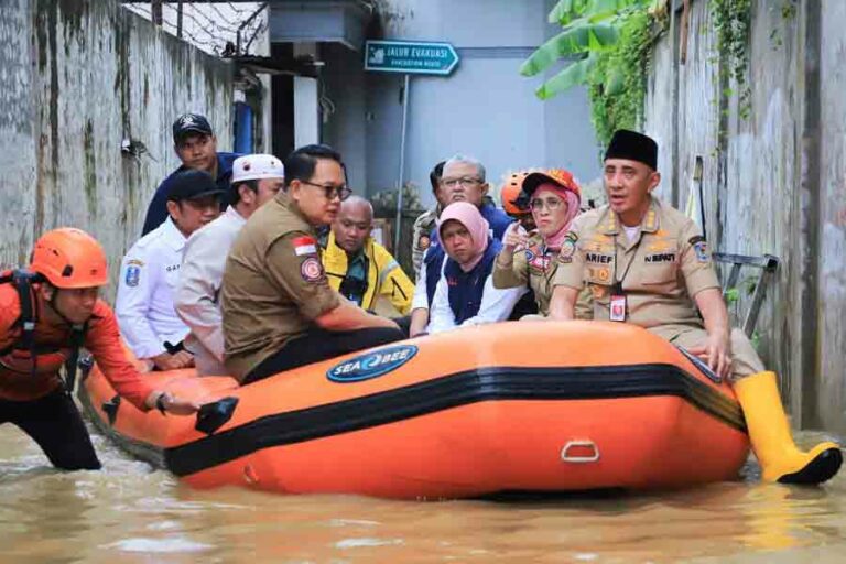 Tinjau Banjir di Blega Bangkalan, Pj. Gubernur Jatim: Evakuasi Prioritas, Normalisasi DAS Segera Dilakukan