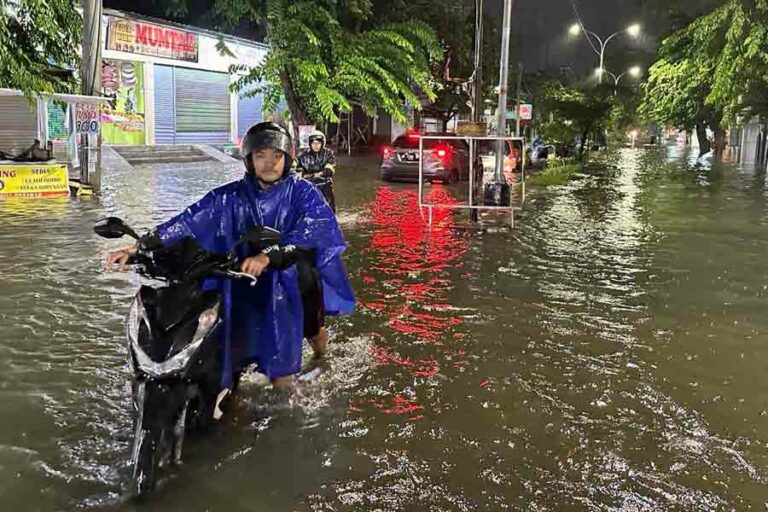 Kota Semarang Terendam Banjir Akibat Cuaca Ekstrem