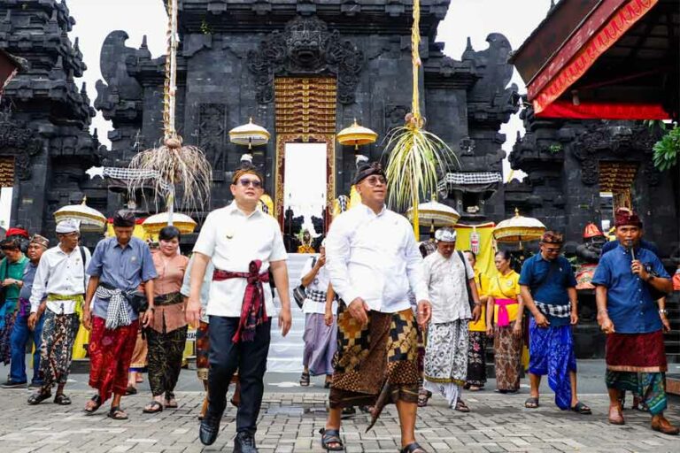 Jelang Hari Raya Nyepi, Pj. Gubernur Jatim Tinjau Pura Agung Jagat Karana