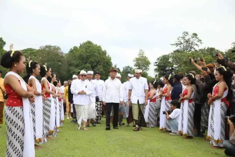 Menko PMK Hadiri Upacara Tawur Agung Kesanga di Candi Prambanan