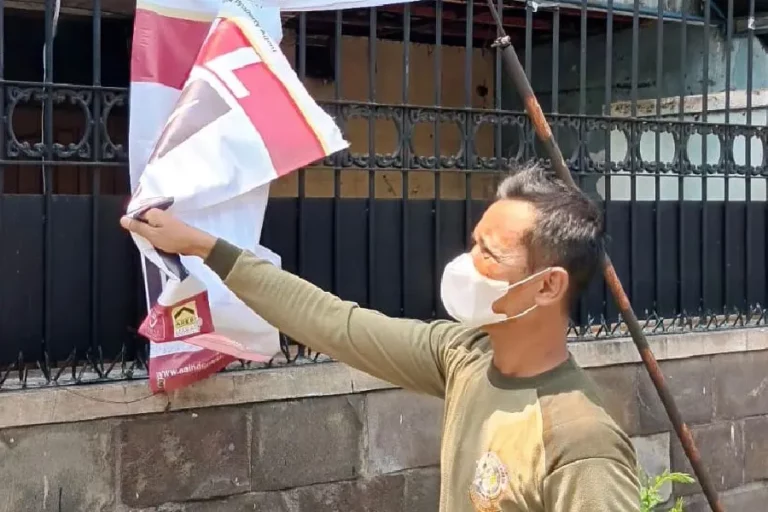 Pemkot Surabaya Tertibkan Reklame Tak Berizin, Sasar 119 Pedestrian