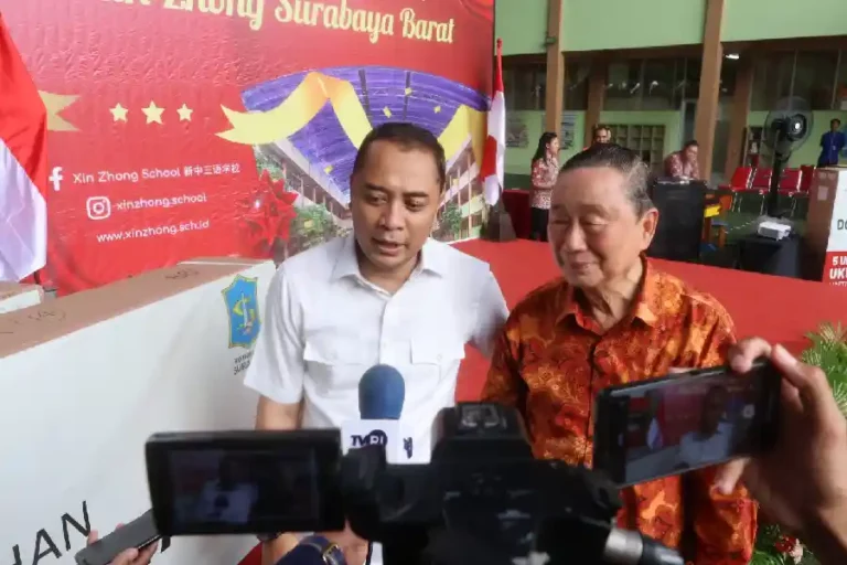 Pemkot Surabaya Terima Bantuan Lima Smart Board dari Yayasan Xin Zhong School