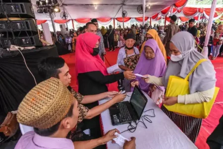 Baznas Surabaya Salurkan 4.000 Paket Sembako dan 99 Bantuan Rombong untuk Keluarga Miskin