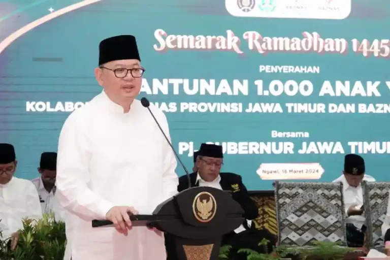 Safari Ramadhan di Ngawi, Pj. Sekdaprov Bobby Salurkan Santunan kepada 1.000 Anak Yatim