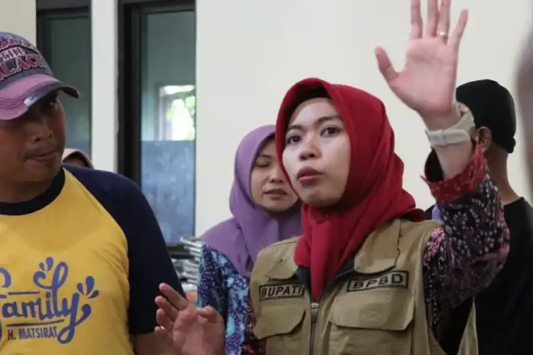 Bupati Demak Tinjau Penggunaan Mobile Pump untuk Antisipasi Banjir di Kota Bupati Demak Eisti’anah