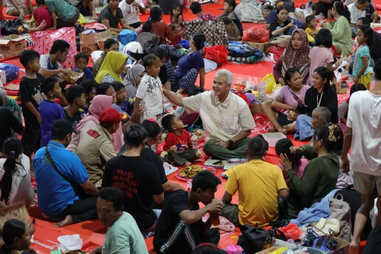 Senyum Bahagia Para Pengungsi Banjir Demak, Bisa Buka Puasa Bareng Ganjar Pranowo