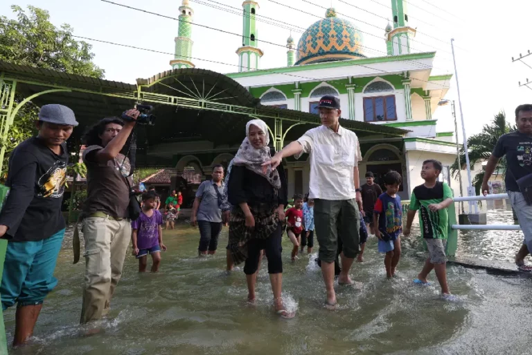 Sambangi Pengungsi, Ganjar Pranowo Semangati Warga Demak Korban Banjir