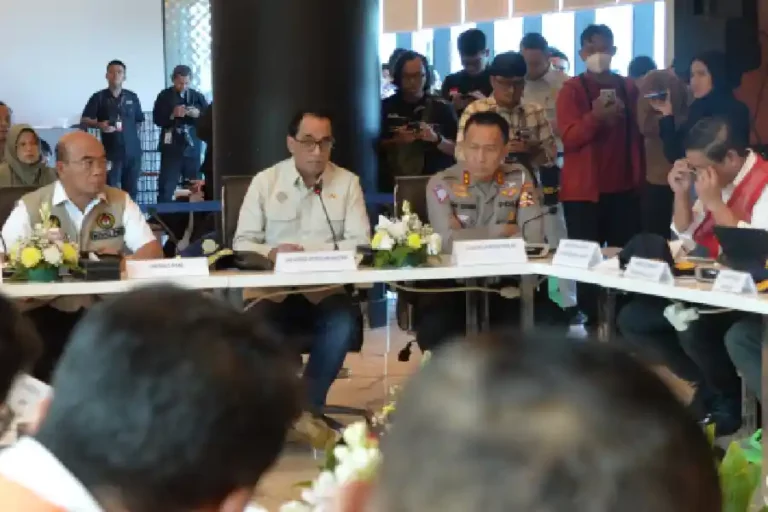 Menhub dan Menko PMK Tinjau Pelabuhan Merak untuk Jamin Kelancaran Arus Mudik Lebaran