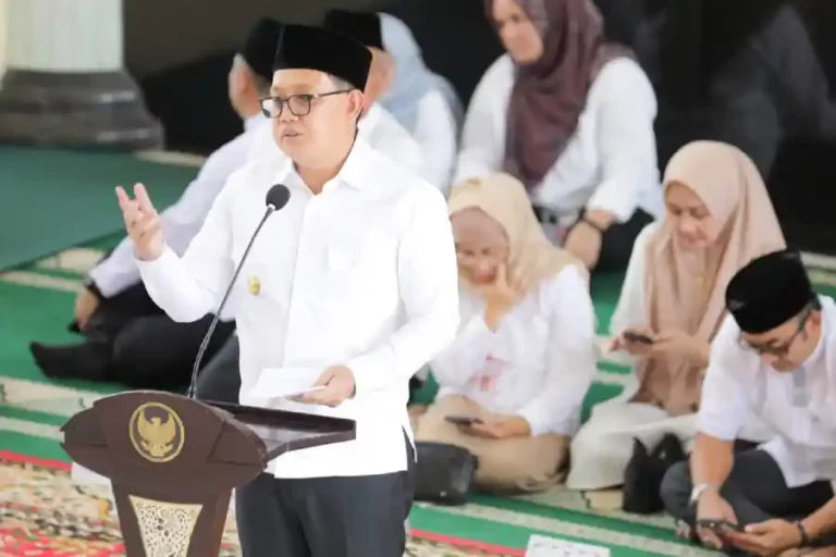Safari Ramadhan, Pj. Gubernur Jatim Serahkan Santunan untuk Anak Yatim dan Dhuafa di Kota Kediri