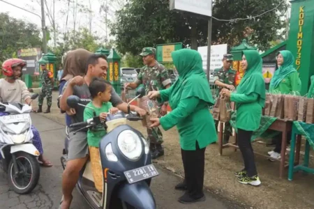 Koramil 08/Wonotunggal Kodim 0736/Batang Bagikan Takjil Gratis untuk Pererat Silaturahmi