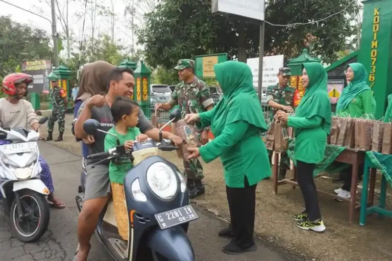 Koramil 08/Wonotunggal Kodim 0736/Batang Bagikan Takjil Gratis untuk Pererat Silaturahmi