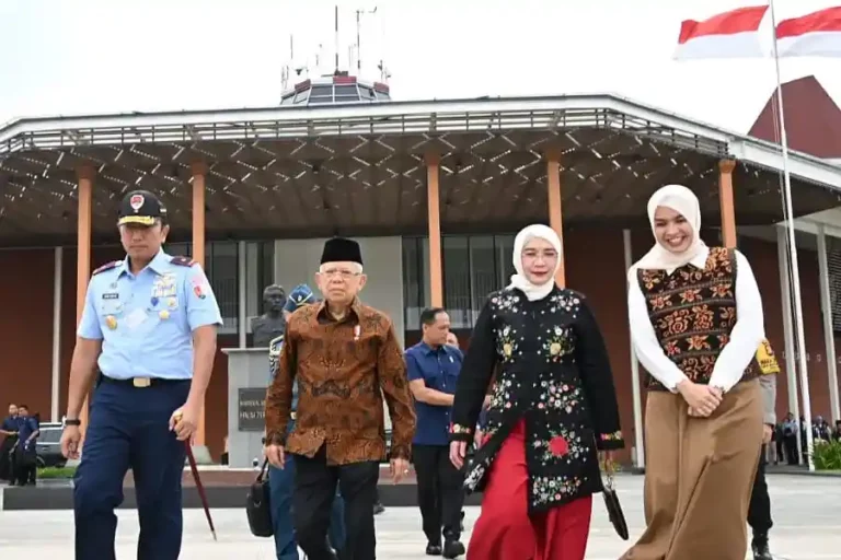Wapres Saksikan Pengukuhan Komite Daerah Ekonomi dan Keuangan Syariah Kalbar Wakil Presiden RI KH Ma’ruf Amin bertolak ke Kalimantan Barat (foto: Dok BPMI Setwapres)