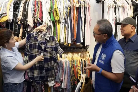 Kunjungi ITC Mangga Dua, Mendag Pastikan Kebutuhan Sandang Jelang Lebaran Lengkap dan Terjangkau Menteri Perdagangan Zulkifli Hasan ketika meninjau ITC Mangga Dua, Jakarta