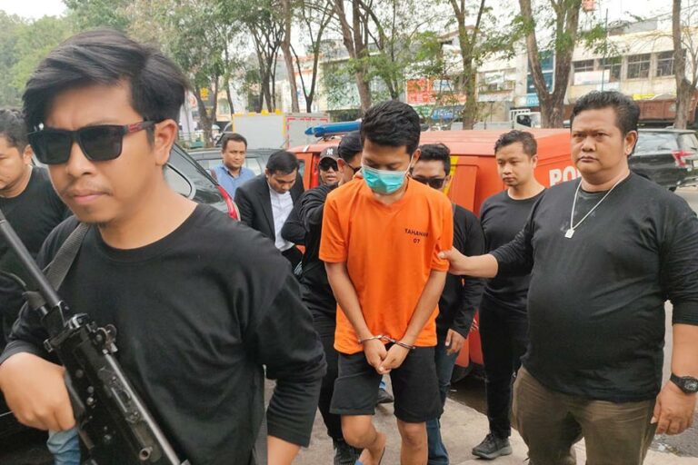 Polisi Berhasil Tangkap Pelaku Pembunuhan Wanita Hamil di Kelapa Gading Tersangka pelaku pembunuhan saat diamankan petugas (foto: Dok Humas Polri)
