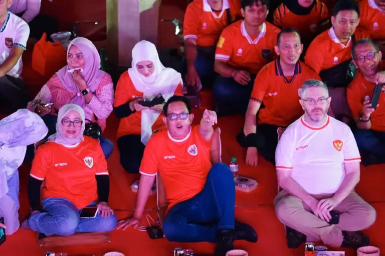 Nonton Bareng Piala Asia U-23 di Grahadi, Pj. Gubernur Adhy Apresiasi Performa Garuda Muda