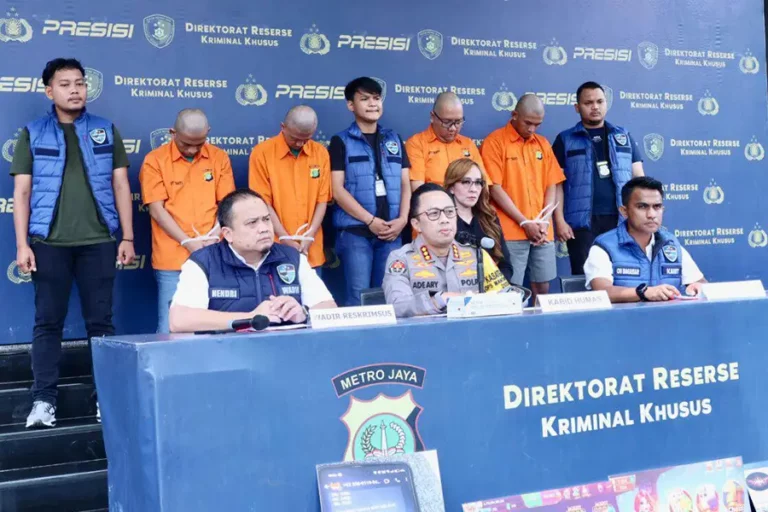 Polda Metro Jaya Tangkap Pelaku Judi Online di Depok, Rumah Dijadikan Tempat Operasi Konferensi pers Polda Metro Jaya pengungkapan kasus judi online di kawasan Cimanggis, Depok, Jawa Barat. (foto: Dok Humas Polri)