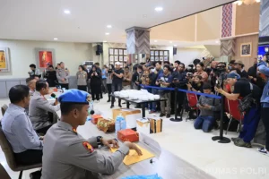 Polisi Ungkap Penyelundupan 30 Kg Sabu dengan Kapal Pengangkut Rumput Laut di Barru Sulsel Konferensi pers pengungkapan kasus tindak pidana narkoba di wilayah hukum Polres Barru (foto: Dok Humas Polri)