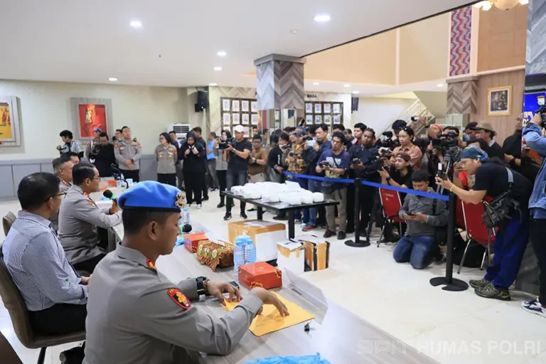 Polisi Ungkap Penyelundupan 30 Kg Sabu dengan Kapal Pengangkut Rumput Laut di Barru Sulsel Konferensi pers pengungkapan kasus tindak pidana narkoba di wilayah hukum Polres Barru (foto: Dok Humas Polri)