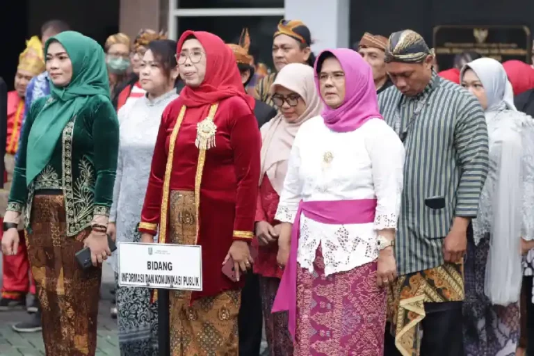 Seru, Pegawai Kominfo Jatim Kenakan Baju Adat Saat Peringati Hari Kartini