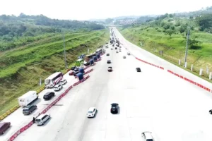 Operasi Ketupat 2024 Berakhir, Korlantas Polri Hentikan One Way hingga Contra Flow Polri resmi menghentikan sistem one way dari KM 414 GT. Kalikangkung hingga KM 72 Tol Cipali