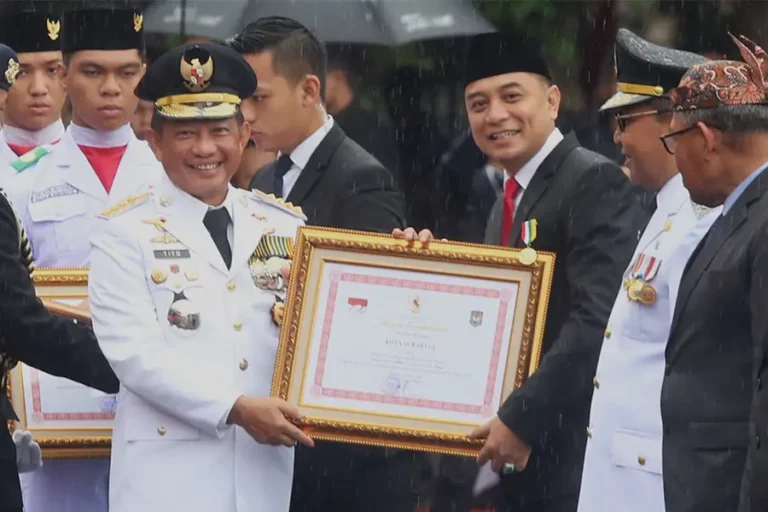 Hari Otonomi Daerah, Kota Surabaya Raih Penghargaan Penyelenggaraan Pemerintah Berkinerja Tinggi