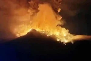 Status Gunung Ruang Ditingkatkan Menjadi Awas, PVMBG Ingatkan Warga Agar Waspada Kondisi Gunung Ruang yang erupsi pada pukul 01.30 WIB, Rabu (17/4/2024). (foto: Dok BPBD Sitaro)