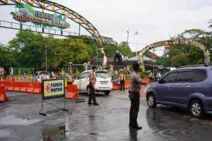 Personel Gabungan Jaga Lalu Lintas di Taman Margasatwa Ragunan