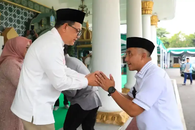 Open House Idul Fitri 1445 H di Grahadi, Pj. Gubernur Jatim Sapa Ribuan Warga