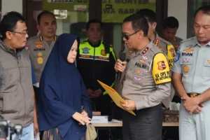 Polri Berikan Bantuan Kepada Keluarga Korban Kecelakaan di Tol Japek