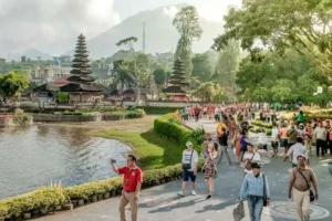 Libur Lebaran Beri Dampak Istimewa bagi Industri Pariwisata dan Ekonomi Kreatif Wisatawan menikmati momen liburan di Indonesia