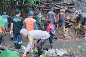 Pak Bhabin Lakukan Kolaborasi Kerja Bakti Pembersihan Longsor di Mojolangu