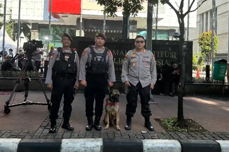 Libatkan Anjing Pelacak, Polri Lakukan Pengamanan Ketat Sidang Putusan PHPU di MK Pengamanan Sidang Putusan PHPU di MK (foto: Humas Polri)
