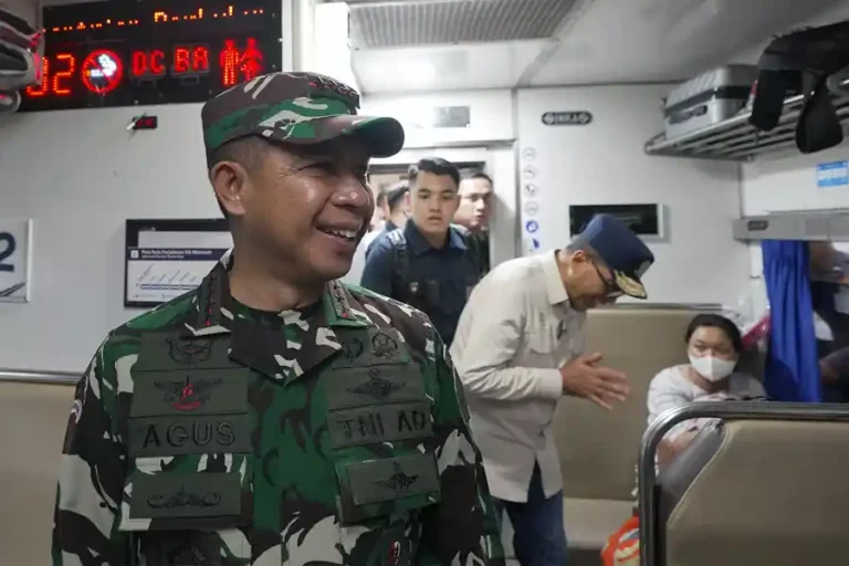 Tinjau Arus Mudik di Stasiun Pasar Senen, Panglima TNI: Hati-hati di Jalan Panglima TNI Jenderal Agus Subiyanto
